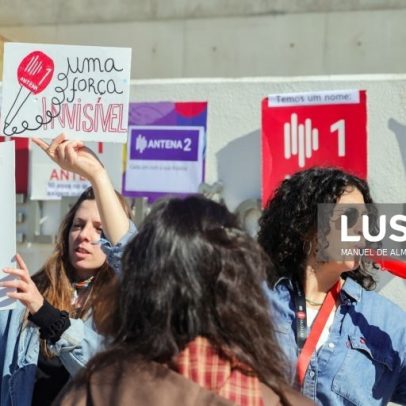 Trabalhadores de rádio pública protestam contra mudança de identidade