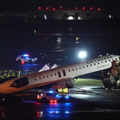 Piloto e copiloto morrem após colisão entre avião e carro de bombeiros em Nova Iorque