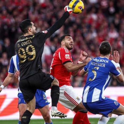 Diogo Costa faz penálti sobre Pavlidis no Benfica-Porto