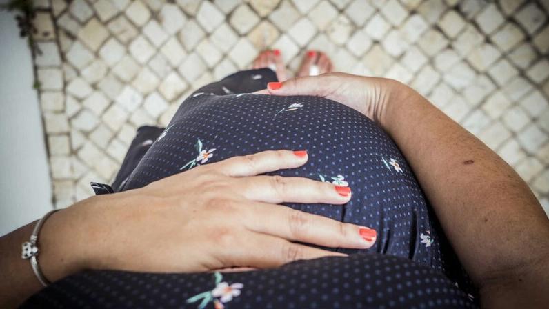 Grávida que teve o bebé antes de entrar na urgência do Hospital Santa Maria não tinha parto agendado