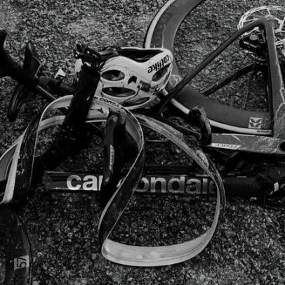 Ciclista gravemente ferido após colisão com carro em contramão durante prova