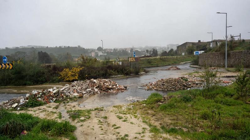 Obras da Via Nordeste em Rio Tinto paradas por sobreiros, sem data de reinício