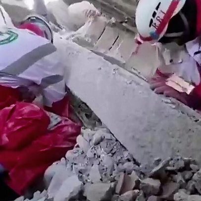 Homem resgatado com vida de escombros no centro do Irão