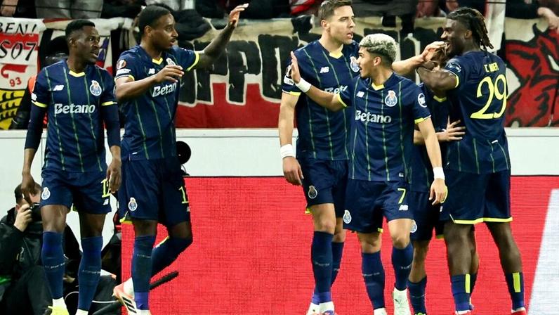 A festa dos jogadores após o segundo golo portista, marcado por Rodrigo Mora