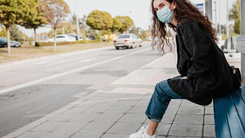 Ruído e poluição sonora estão correlacionados com "aumento significativo de 2,2% nas taxas de suicídio por cada aumento de 10 decibéis de sons ferroviários". Meta-análise revelou um "aumento de 12% no risco de depressão por cada aumento de 10 decibéis no ruído das aeronaves"