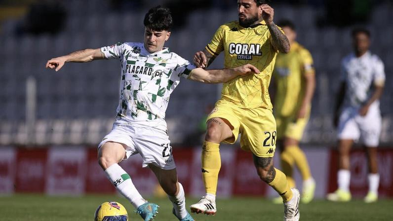 Rodrigo (esquerda) disputa a bola com Liziero (direita)