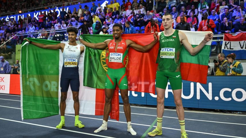 Gerson Baldé (no centro) sagrou-se campeão do mundo de salto em comprimento