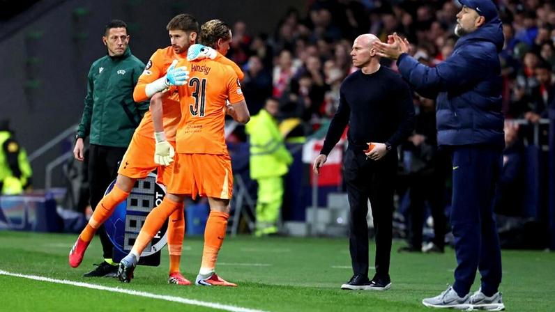 Antonín Kinsky teve estreia para esquecer na Champions e foi substituído aos 15 minutos