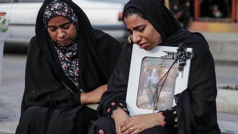 Mulheres em luto durante funeral de crianças mortas em bombardeamento à escola em Minab