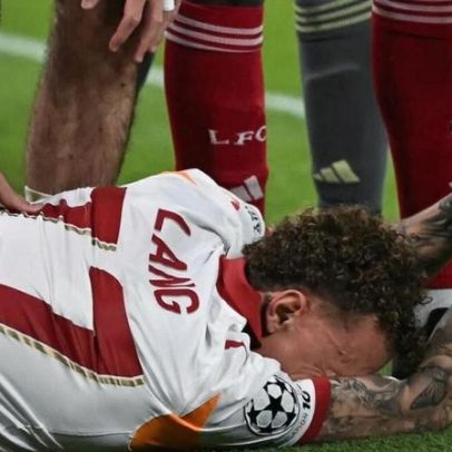 Jogador do Galatasaray corta o dedo e recebe oxigénio em campo vs Liverpool