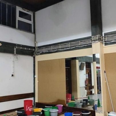 Escola primária de Sintra com água a escorrer pelas paredes e quadros elétricos