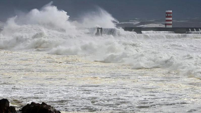 Seis barras fechadas e 10 distritos sob aviso amarelo devido à agitação marítima
