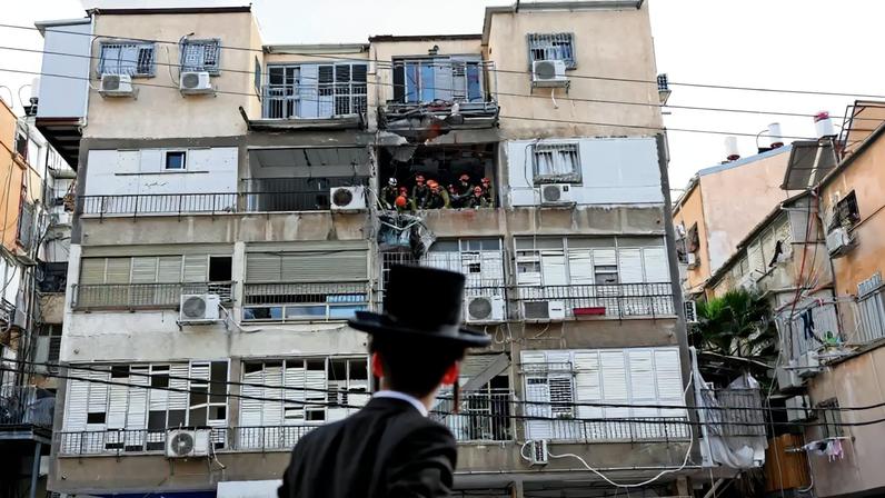 Destroços de míssil iraniano atingiram, este domingo, um prédio habitacional nos arredores de Telavive, em Israel