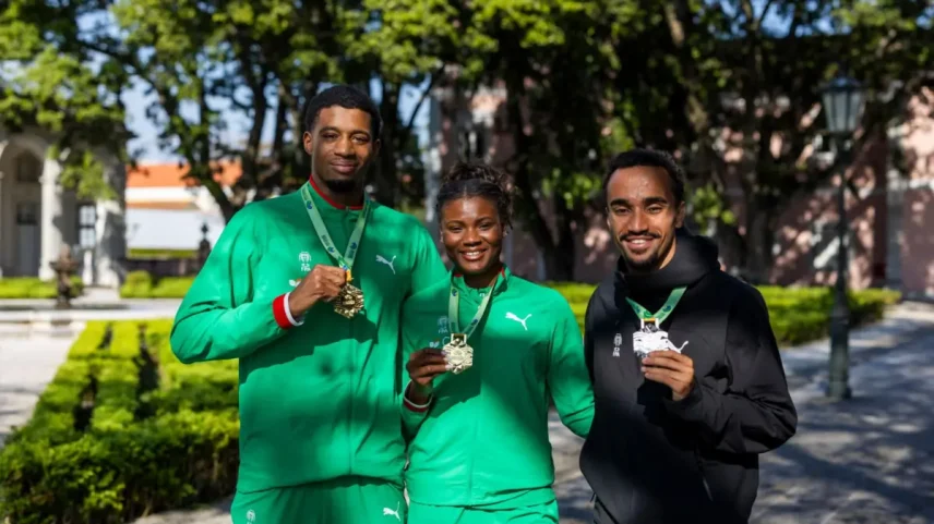Os três atletas com as medalhas conquistadas na Polónia