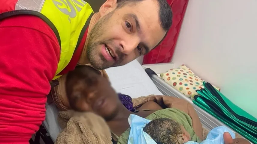 O parto decorreu na ambulância, à porta do Hospital de Santa Maria