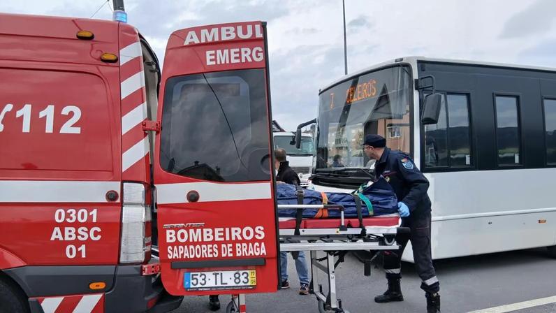 Colisão entre a mota e o autocarro ocorreu numa rotunda da Variante do Fojo, em São Mamede de Este, Braga