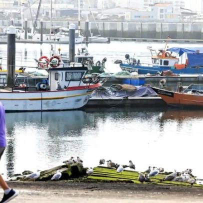 Barco de pesca naufraga ao largo da Póvoa de Varzim
