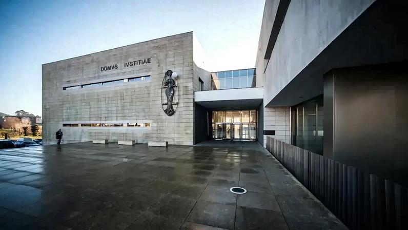 Enfermeira agredida por grupo familiar nas urgências relata terror em tribunal