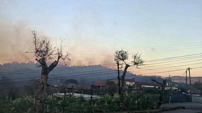 Incêndio florestal em Braga, causado por queimada