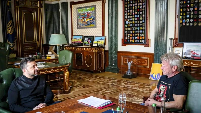 O presidente ucraniano Volodymyr Zelensky (à esquerda) e o ator Sean Penn (à direita)