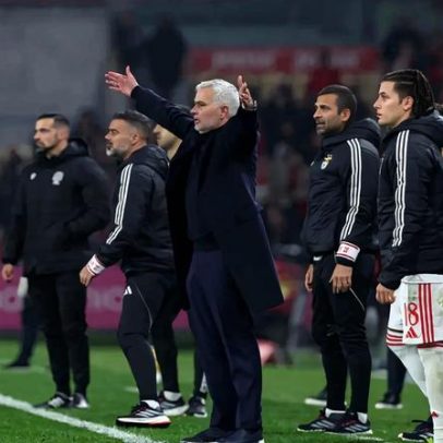 Mourinho volta a criticar arbitragem, dizendo que o VAR devia estar a tomar café