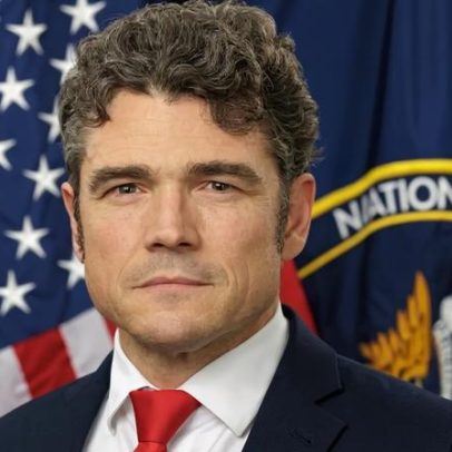 Estilista John Galliano assina parceria criativa de dois anos com a Zara