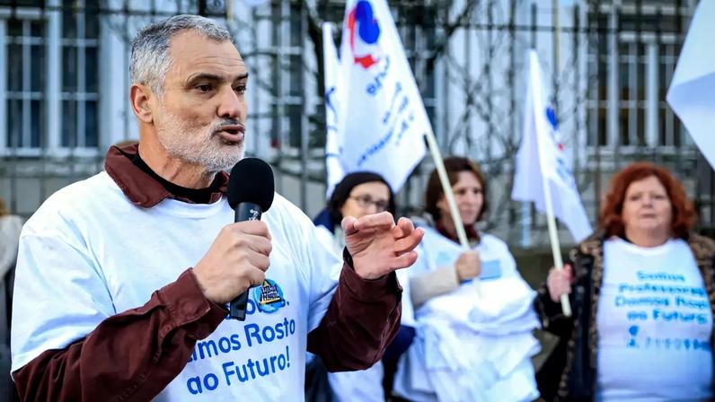 Com mais de duas horas de atraso face à hora inicialmente prevista, a Fenprof entrou para a sala de reuniões, mas saiu alguns minutos depois