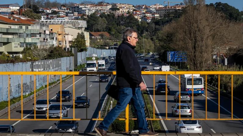 Autoestrada A1, entre os nós de Santo Ovídio e Coimbrões, passará a ter três faixas em cada sentido