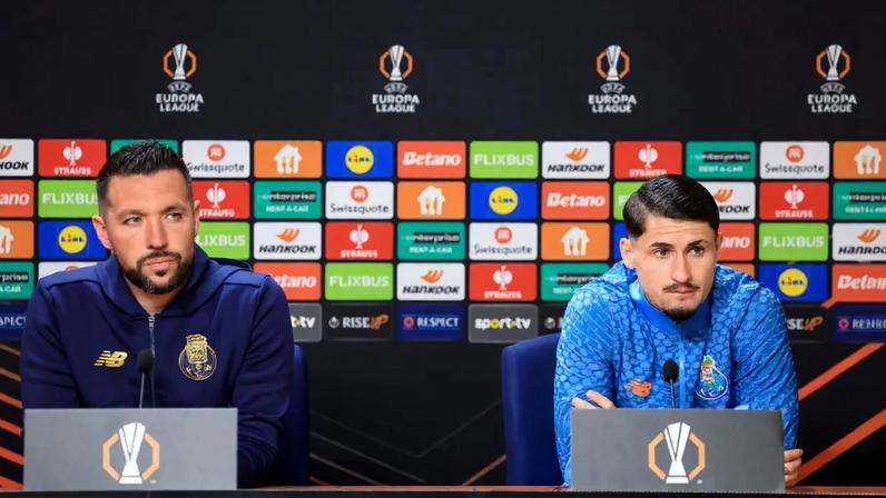 Borja Sainz com Farioli durante a conferência de imprensa de antevisão do duelo com o Estugarda