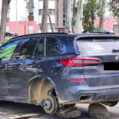 Roubaram rodas traseiras de BMW e deixaram o carro apoiado em duas pedras