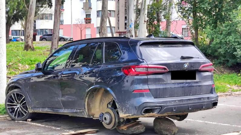 Roubaram rodas traseiras de BMW e deixaram o carro apoiado em duas pedras