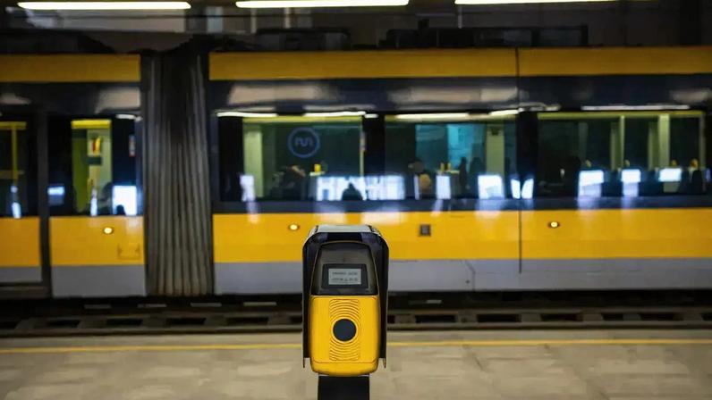 Homem lança gás pimenta em carruagem do metro em Ramalde