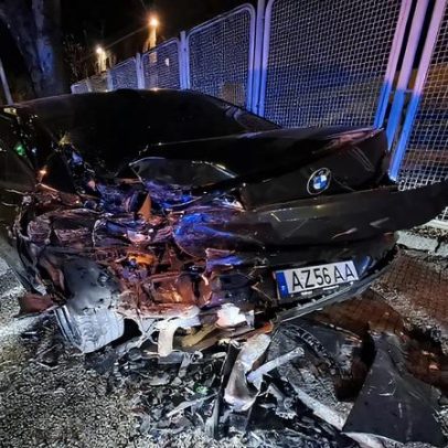 Despiste em Braga envolve automóvel que colide com veículo estacionado