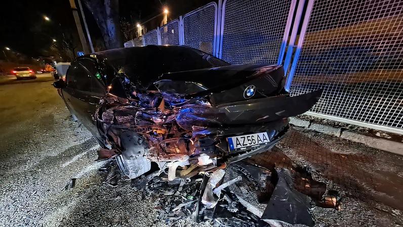 Despiste em Braga envolve automóvel que colide com veículo estacionado