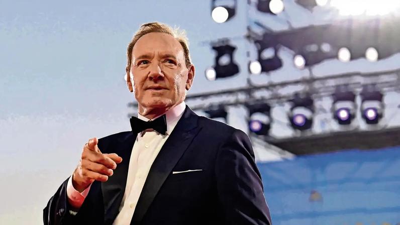 Aos 66 anos, Kevin Spacey tem tentado reconstruir a vida e a carreira após anos marcados por processos, perda de rendimentos e polémicas