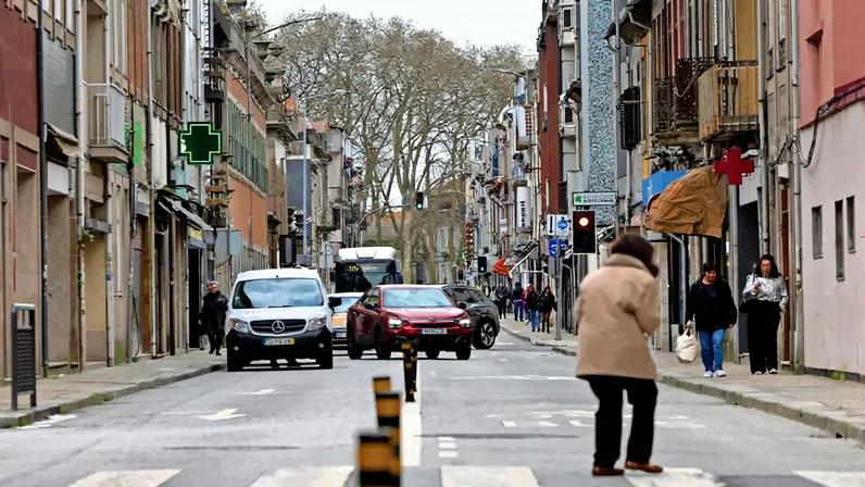 Comerciantes consideram alterações na Rua de Costa Cabral insuficientes.