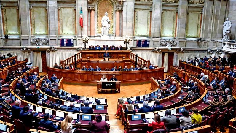 Esquerda desafia Direita a furar disciplina de voto na lei de género