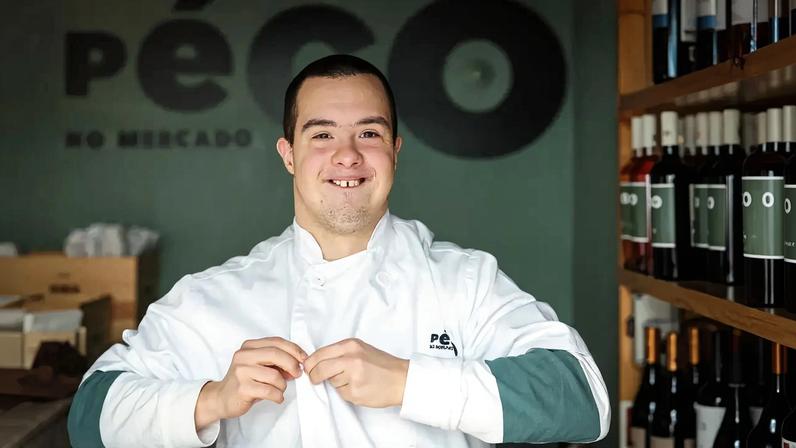 Vice-campeão do mundo de natação, Francisco Montes trabalha numa pizaria na Foz do Douro