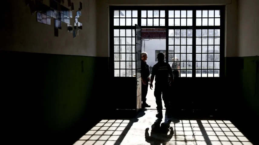 O recluso foi encontrado sem vida no interior de uma cela no Estabelecimento Prisional de Alcoentre