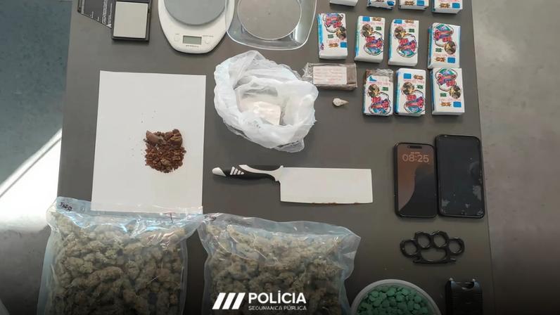 Armas e drogas apreendidas pela PSP na busca domiciliária realizada