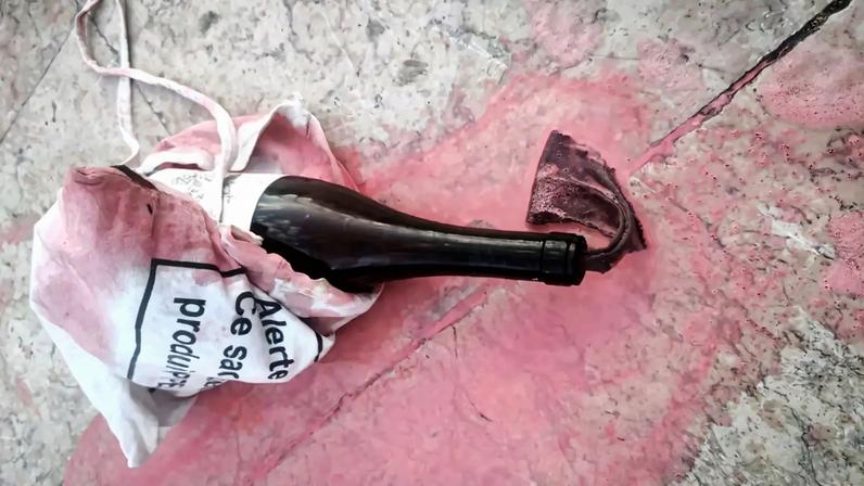 O objeto incendiário embateu junto de um grupo de manifestantes, mas não chegou a deflagrar