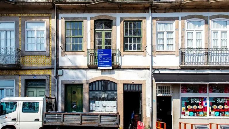 Com projeto do arquiteto André Camelo, a reabilitação do prédio permitiu criar três habitações T1, com áreas aproximadas de 55 metros quadrados