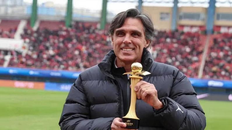 Técnico português recebeu o prémio de treinador do ano na China