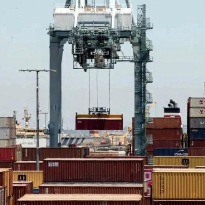 Cargueiros continuam a atravessar o estreito de Ormuz