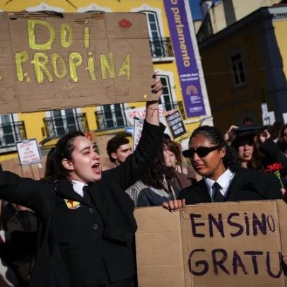 Centenas de alunos pedem o fim das propinas; ministro defende aumento