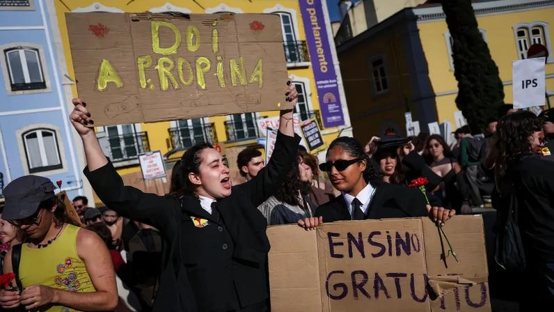 Largas centenas de estudantes manifestaram-se em Lisboa
