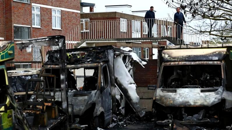 Foram incendiadas várias ambulâncias no parque de estacionamento de uma sinagoga