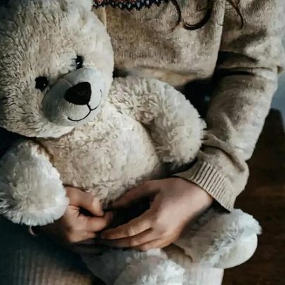 Homem de 37 anos detido por abusos a irmã menor por mais de uma década