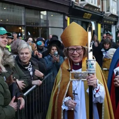 Sarah Mullally torna-se a primeira mulher a liderar a Igreja da Inglaterra