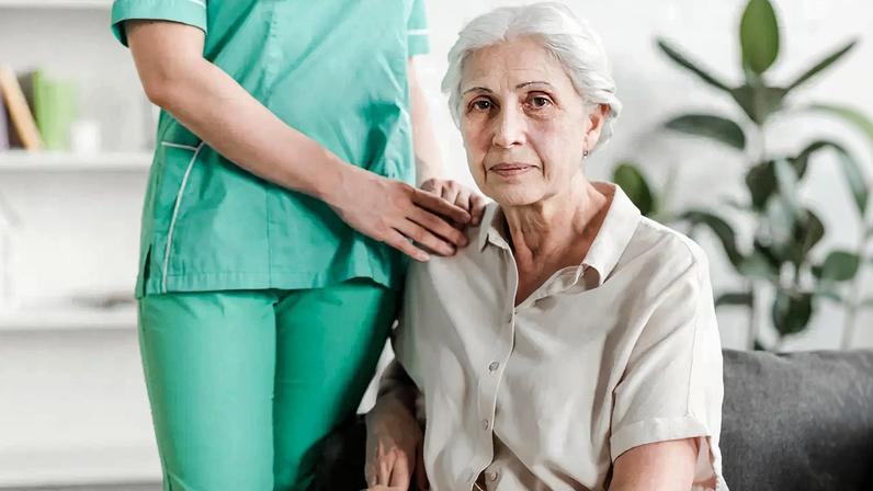 Quase quatro em cada dez cuidadores cuida da mãe ou do pai